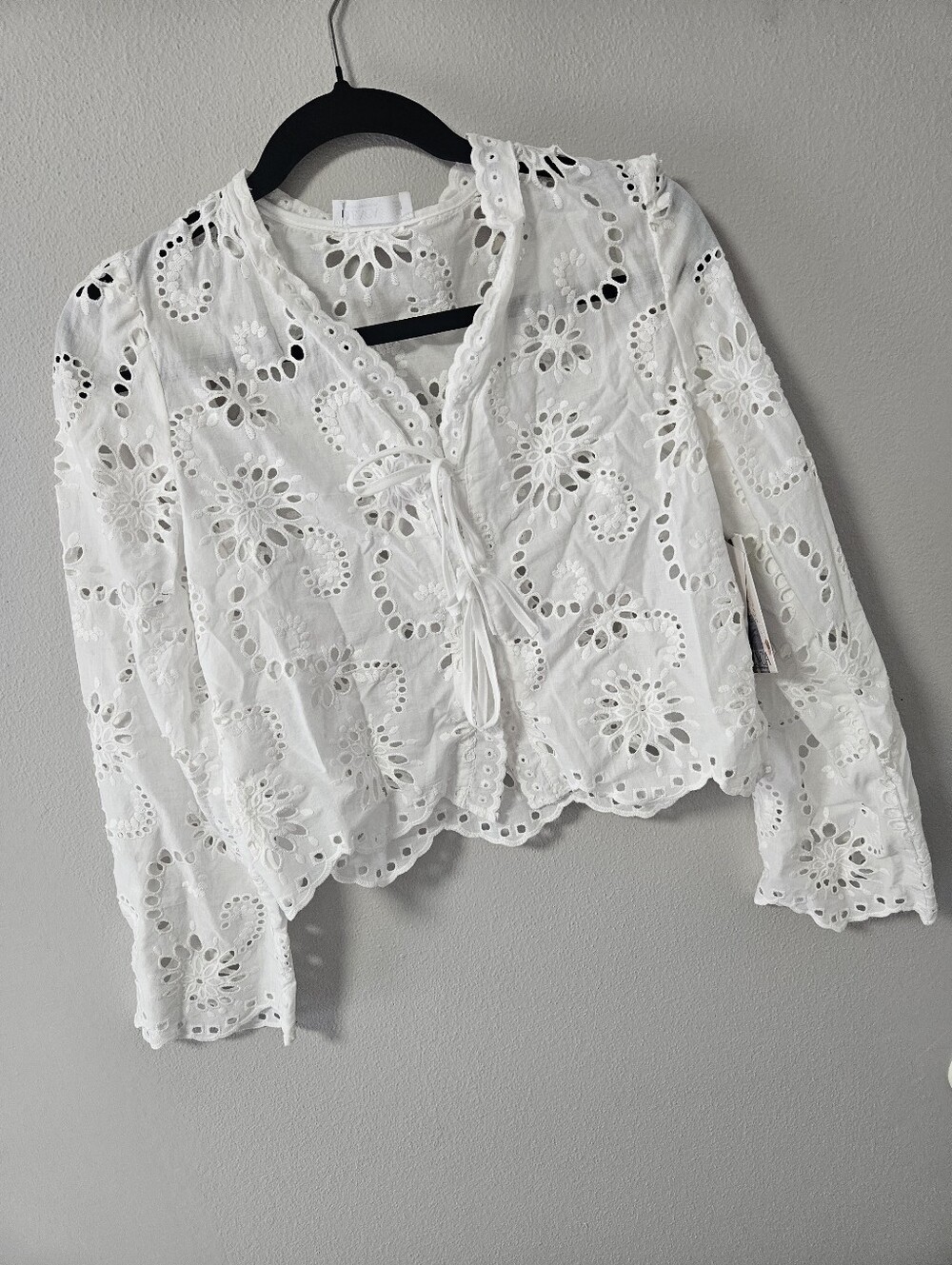 BLENCA Young Contemporary NWT White Eyelet Tie-Front Blouse with Scalloped Hem